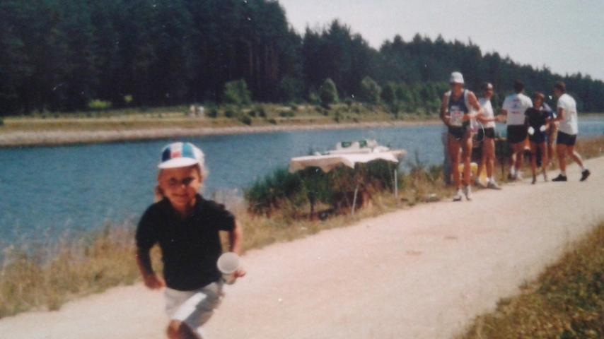 Kurz vor dem Start beim Challenge in Roth kommen bei Triathletin Katja Bartsch immer wieder Kindheitserinnerungen hoch. Schon als kleines Mädchen (Bild aus dem Jahr 1990) war sie oft am Rothsee dabei. (zum Artikel)