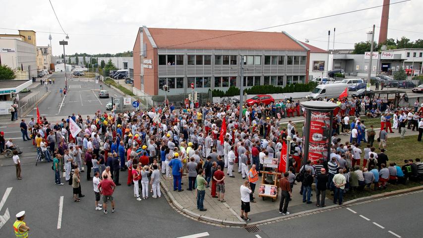 Rechtzeitig vor der Sommerpause hat die Belegschaft des Nürnberger Siemens Trafo-Werks vorsorglich Pflöcke in den Boden gerammt: Am 4. Juli 2012 demonstrierten rund 600 Menschen gegen einen „erbärmlichen“ Beschluss des Siemens-Managements.
