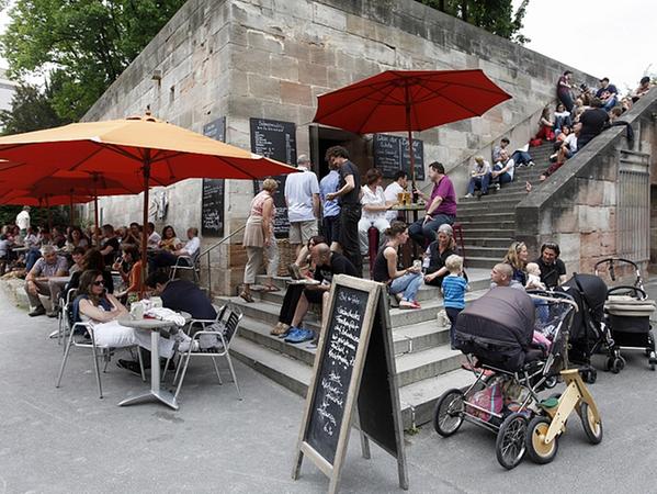 Wer sich die Zeit mit Leute anschauen vertreiben mag, soll sich im Café Schnepperschütz an der Hallerwiese niederlassen – gerne auch auf einer Treppenstufe. Unzählige Passenten gehen im Laufe des Tages an dem Lokal vorbei. Wer sich die Zeit mit Leute anschauen vertreiben mag, soll sich im Café Schnepperschütz an der Hallerwiese niederlassen – gerne auch auf einer Treppenstufe. Unzählige Passenten gehen im Laufe des Tages an dem Lokal vorbei.