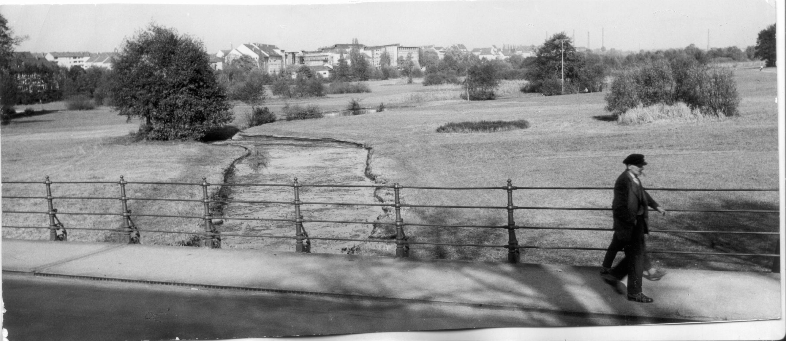 Blick vom Wöhrder Talübergang auf den Johann-Soergel-Weg. 1959 beschloss der Stadtrat den Wöhrder See zwischen Wöhrd und Erlenstegen für Erholungszwecke anzulegen. Eine Lieblingsidee der Nürnberger Einwohner schien damals endlich der Wirklichkeit bedeutend näher zu kommen.