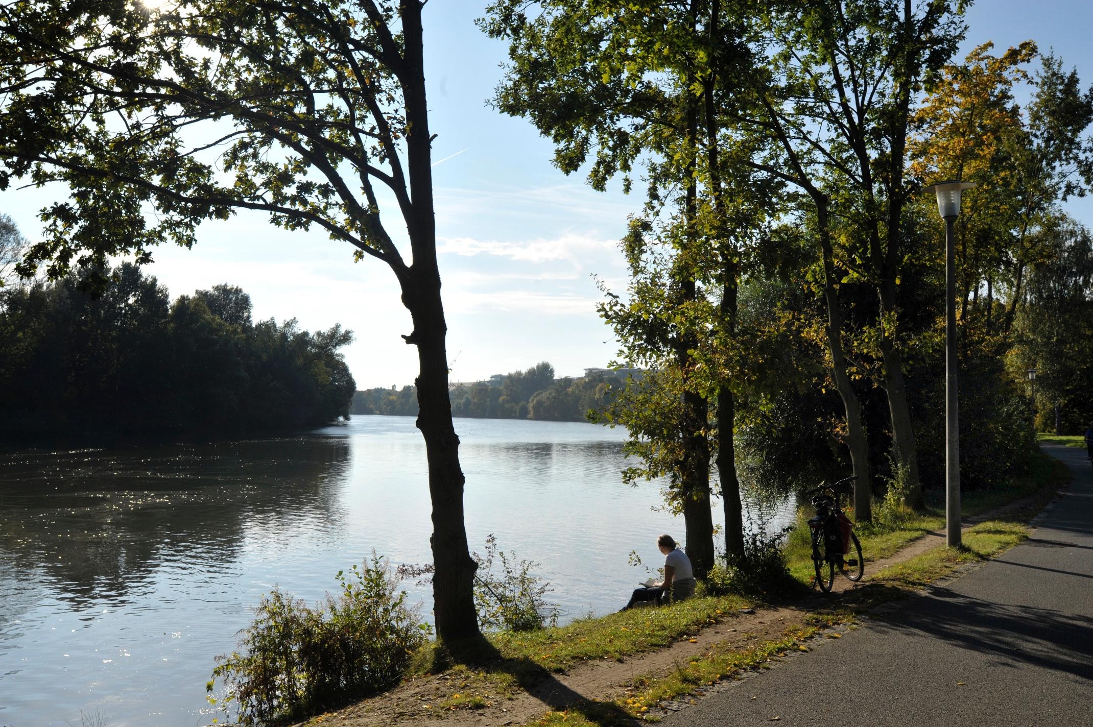 Der See ist im Grunde die aufgestaute Pegnitz, die durchfließt und mit Hilfe der beiden Wöhrder Wehre aufgestaut wird.