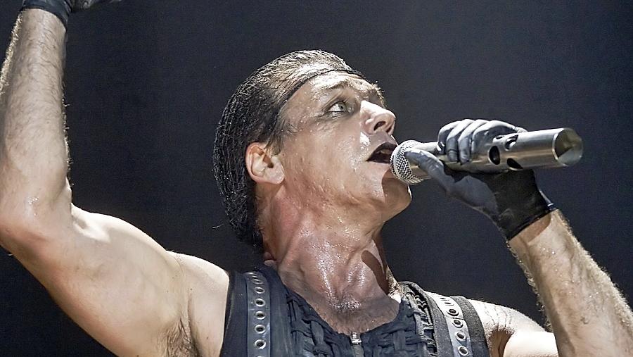 Till Lindemann sorgt mit seiner neuen Show für Empörung. Till Lindemann sorgt mit seiner neuen Show für Empörung.