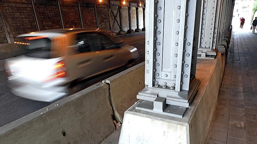 Engstelle in der Unterführung verärgert Autofahrer Engstelle in der Unterführung verärgert Autofahrer