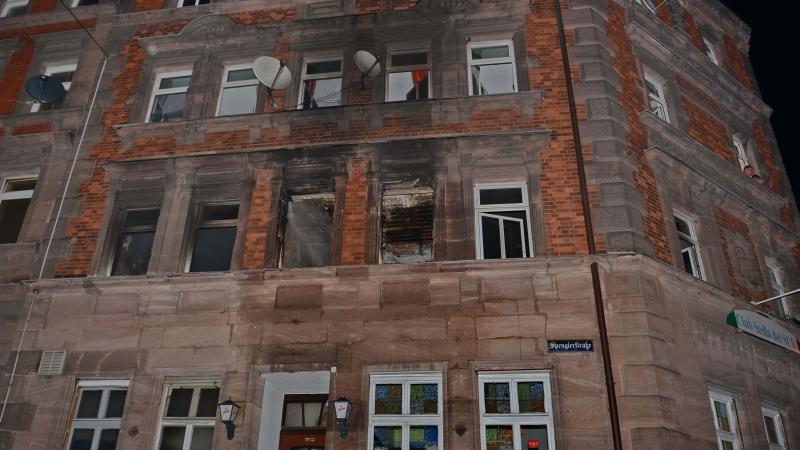 Am späten Freitagabend brannte in der Spenglerstraße in Nürnberg eine Wohnung komplett aus.
