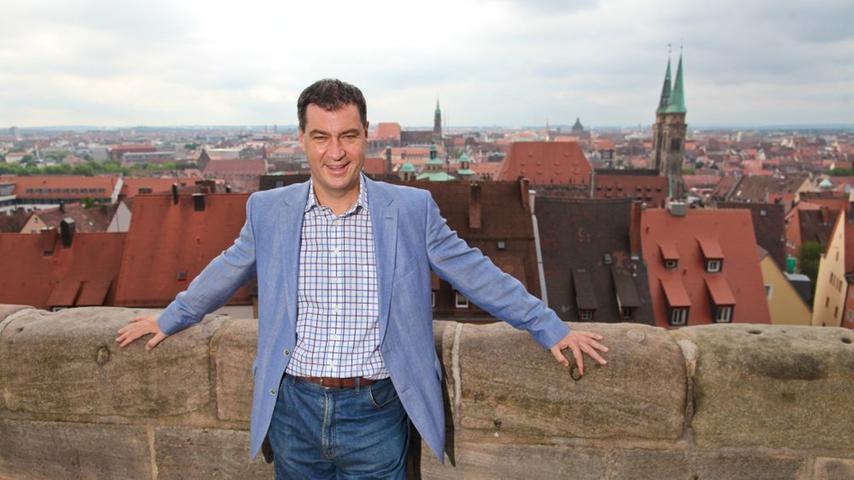 Schließlich verbrachte der CSU-Politiker seine ersten dreißig Lebensjahre in Nürnberg. Hier posiert er auf der Kaiserburg vor dem Panorama der Altstadt.