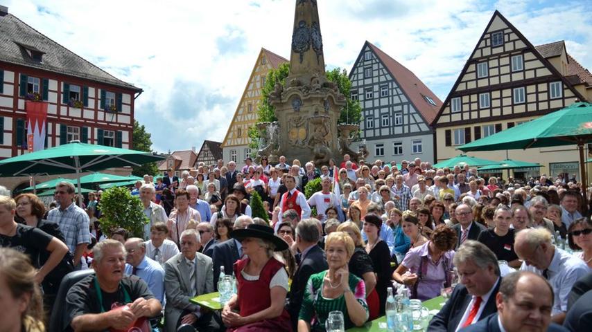 Bei bestem Wetter fanden sich zahlreiche Besucher auf dem Schwabacher Marktplatz ein. Das Programm bot unter anderem ein Jazzkonzert und eine Kabarettvorstellung der Lokalmatadoren Volker Heißmann und Martin Rassau.
