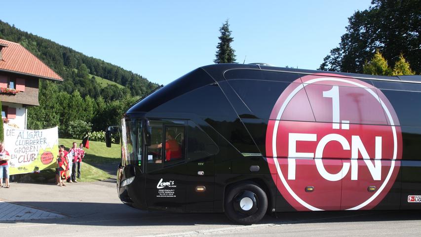 Und endlich kommen Dieter Hecking und seine Mannschaft am Hotel in Oberstaufen an. Nürnbergs Erstliga-Kicker reisten standesgemäß an - mit dem neuen Super-Bus.
