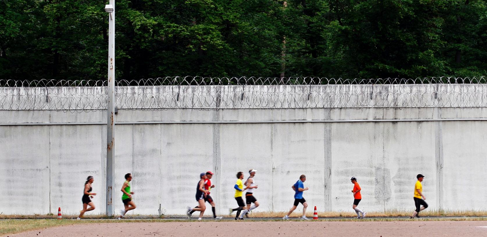 Häftlinge der Justizvollzugsanstalt Darmstadt laufen zusammen mit externen Teilnehmern beim sogenannten "Knastmarathon" auf einem Rundkurs. Die Gefängnis-Fussballmannschaft hätte den wegen Brandstiftung verurteilten Ex-Bayern-Profi Breno gerne als Verstärkung.
