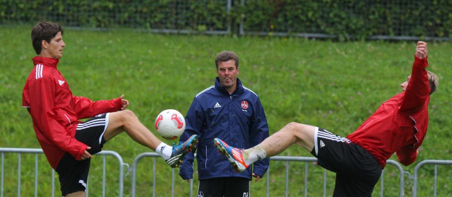 Club-Coach Dieter Hecking beobachtet genau, wie seine Schützlinge Timm Klose und Neuzugang Sebastian Polter die Beine hochnehmen.