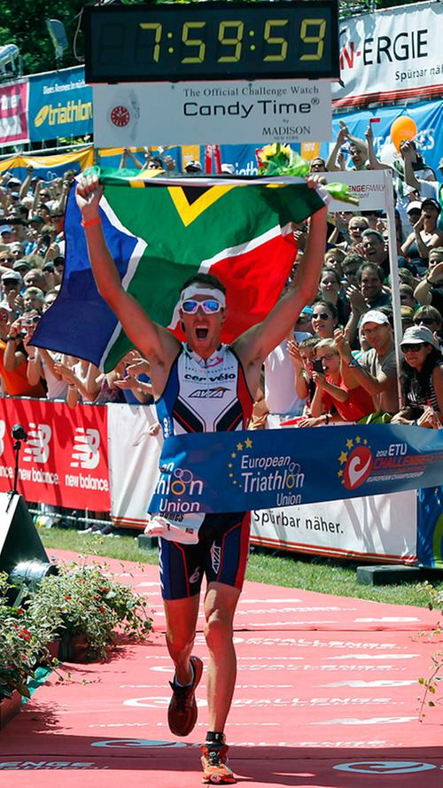 7:59:59 Stunden benötigt der Erstplatzierte James Cunnama aus Südafrika für 3,8 Kilometer Schwimmen, 180 km Radfahren und den Marathonlauf.