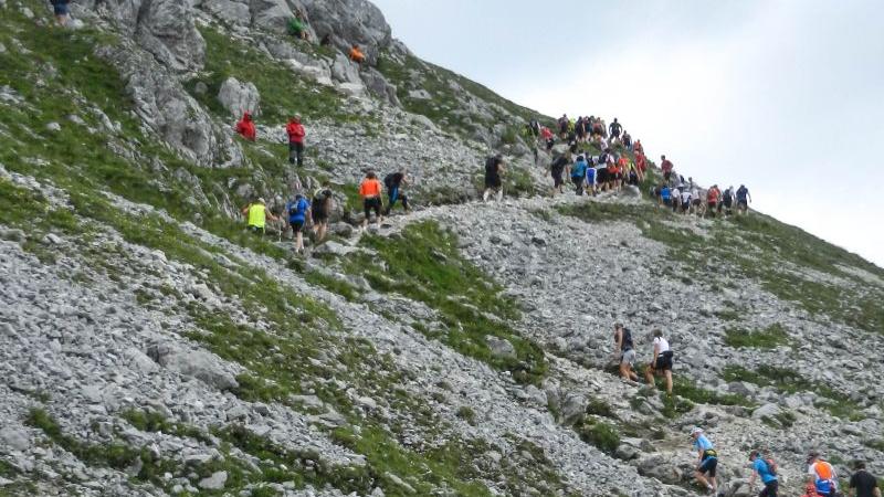 Extrem steil: Hunderte Läufer rennen die Zugspitze hoch