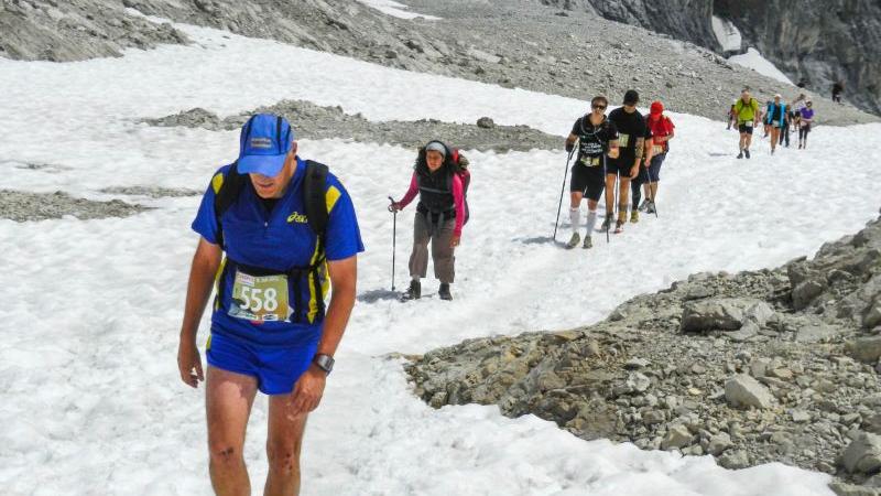 Extrem steil: Hunderte Läufer rennen die Zugspitze hoch