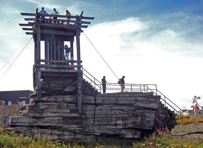 Ausblick mit Geschichte: Der Holzturm "Backöfele" auf dem Schneeberg trägt seinen Namen schon seit dem Dreißigjährigen Krieg.