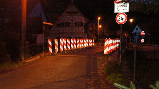 Stein des Anstoßes ist diese Brücke in Unterzaunsbach. Sie ist so marode, dass sie nur eingeschränkt befahren werden kann. Der Landkreis muss sie auf jeden Fall auf seine Kosten sanieren. Aber als Teil einer Kreisstraße käme dies teurer.