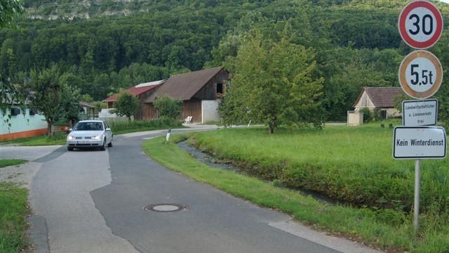 ... hier nach Oberzaunsbach hineinführen, am Hühnerhof Merz vorbei auf das Gasthaus ...