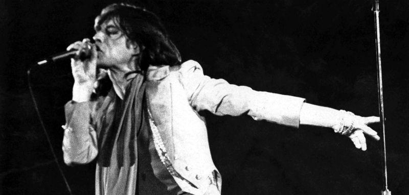 Mick Jagger, der Sänger und Frontmann der britischen Rockgruppe, während eines Konzerts der Band im Neckarstadion in Stuttgart im Jahr 1976. Erzählungen zufolge ist es wohl nicht das beste Konzert der Rolling Stones in Stuttgart, aber es schreibt Geschichte...