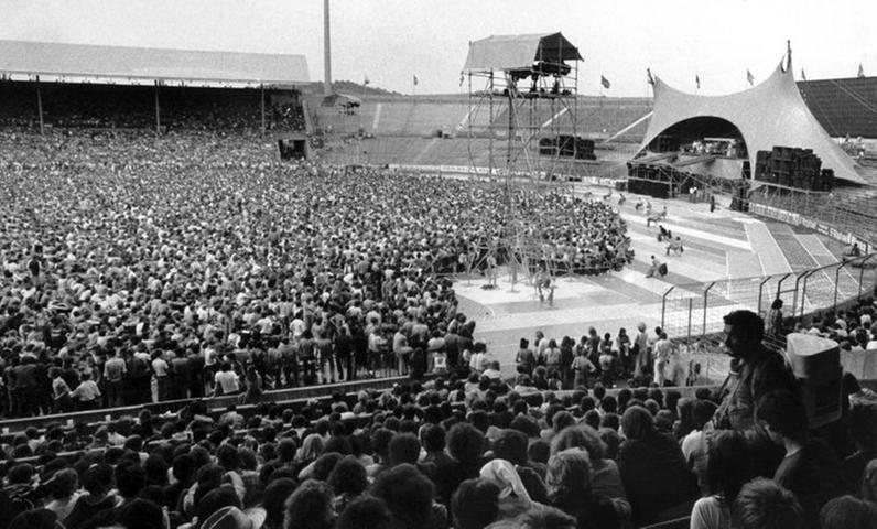 ...denn Mick Jagger und Co rocken am 19. Juni 1976 als erste Band in einem deutschen Fußballstadion.