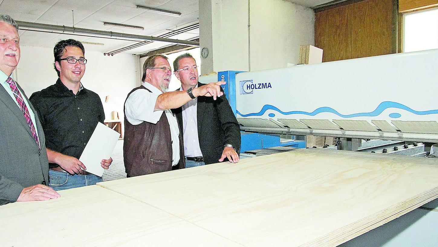 Firmenbesichtigung: Landrat Irlinger (l.) und Bürgermeister Fischkal (r.) schauten bei Georg (2.v.l.) und Heinrich Schuler vorbei. Firmenbesichtigung: Landrat Irlinger (l.) und Bürgermeister Fischkal (r.) schauten bei Georg (2.v.l.) und Heinrich Schuler vorbei.