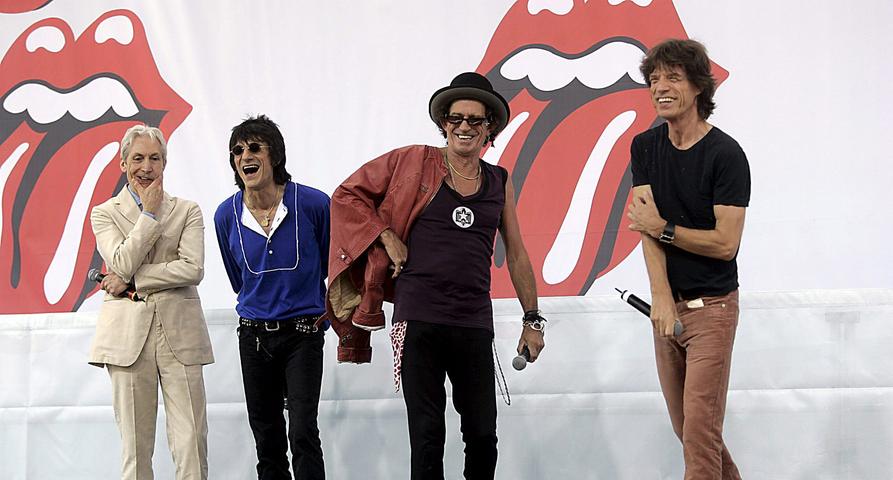 Die Rolling Stones, Charlie Watts, Ron Wood, Keith Richards und Mick Jagger, stehen während einer Pressekonferenz 2005 in New York vor einer Wand mit ihrem Logo.