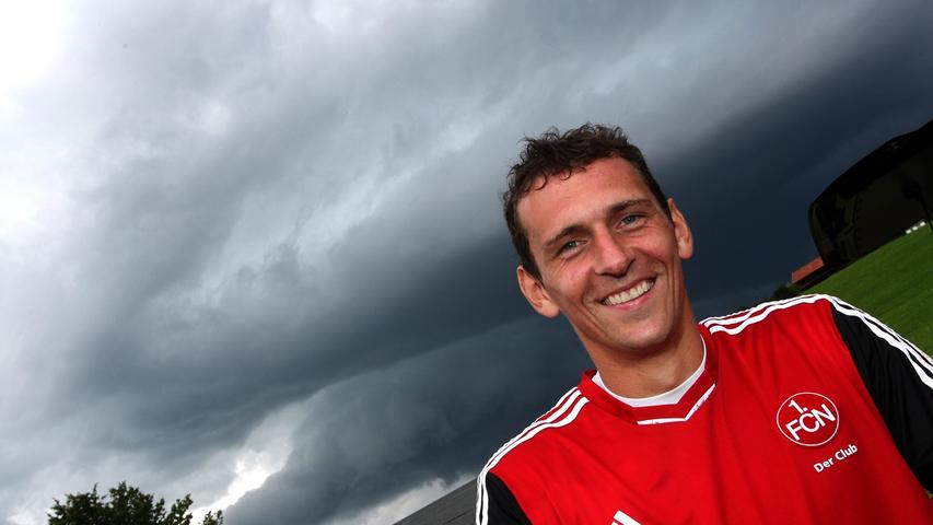 Dunkle Wolken über dem Trainingslager des 1. FC Nürnberg in Oberstaufen: Muss für den Club aber kein schlechtes Omen sein, wenn man den Gesichtsausdruck von Torhüter Raphael Schäfer so sieht.