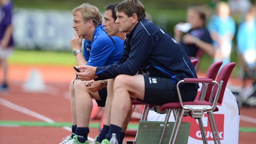 ...macht sich das Trainerteam um Mike Büskens Gedanken um den Angriff. Nach dem Weggang von Olivier Occean...