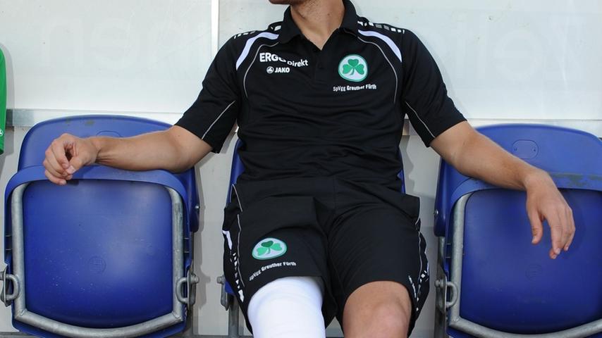...Bernd Nehrig saß derweil mit bandagiertem Knie auf der Reservebank. Andere Mannschaftskameraden...