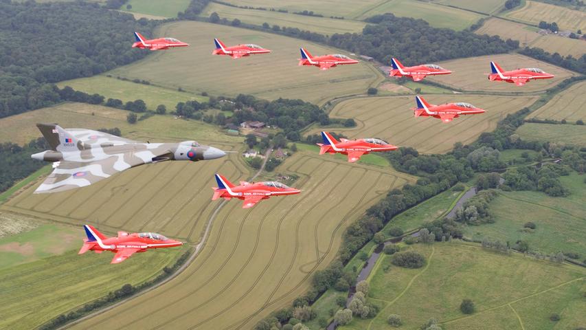 Schallgeschwindigkeit in Formation: Zur Eröffnung der Luftfahrtmesse International Airshow in Farnborough flogen neun "Red Arrows" zusammen mit einem "Avro Vulcan"-Bomber in metergenauer Formation.