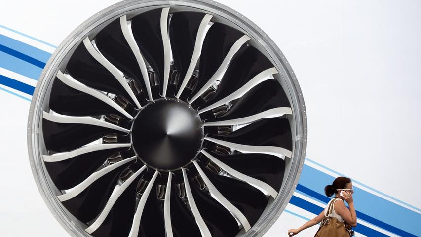 Wenn auch nur gemalt: Im Vergleich zu einem Flugzeugtriebwerk wirkt ein Mensch nicht sonderlich groß. Je nach Größe des Flugzeugs kann der Durchmesser der Turbine bis zu vier Meter betragen.