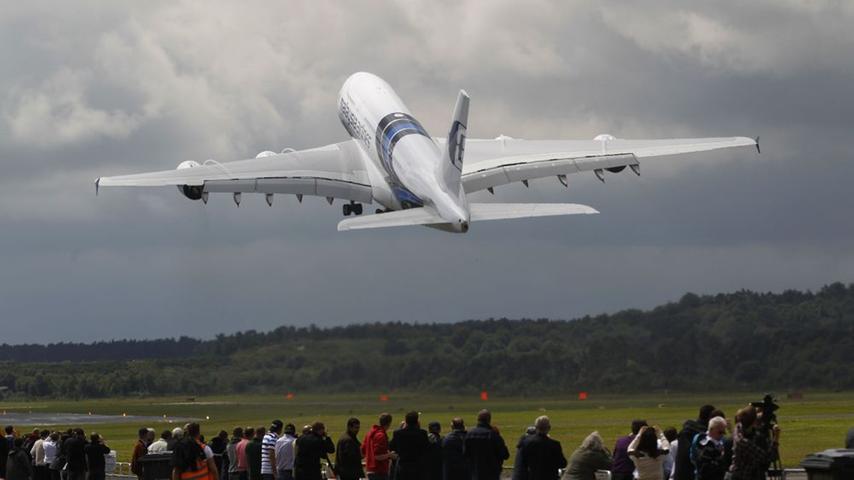 Der französische Flugzeughersteller Airbus präsentierte sein Schmuckstück: den Airbus A380. Der Superjumbo ist das größte seriengefertigte Passagierflugzeug.