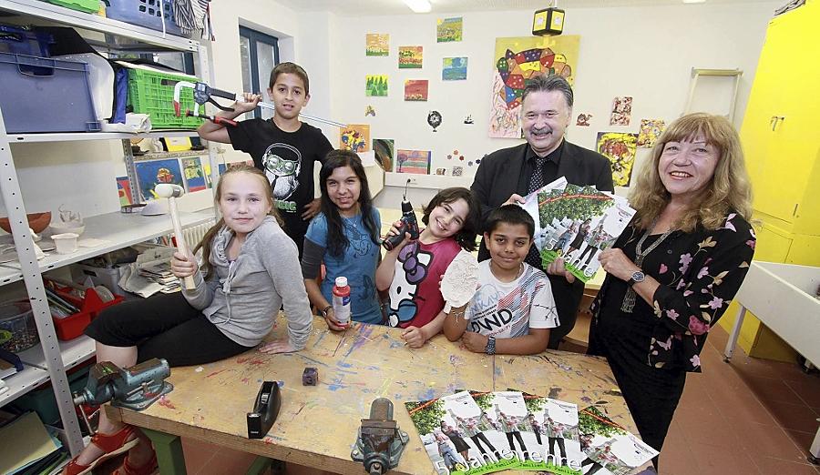 Stellten im Fürther Spielhaus zusammen mit Kindern ihre Broschüre vor: Bündnis-Leiterin Jutta Küppers und Fürths IHK-Chef Gerhard Fuchs. Stellten im Fürther Spielhaus zusammen mit Kindern ihre Broschüre vor: Bündnis-Leiterin Jutta Küppers und Fürths IHK-Chef Gerhard Fuchs.