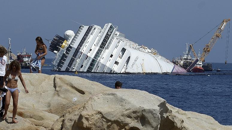 Hartgesottene Giglio-Touristen lassen sich nicht vom Schiffswrack abschrecken – im Gegenteil. Viele sonnen sich in Sichtweite der havarierten „Costa Concordia“. Das Kreuzfahrtschiff war im Januar 2012 vor der italienischen Küste gekentert, 32 Menschen starben.