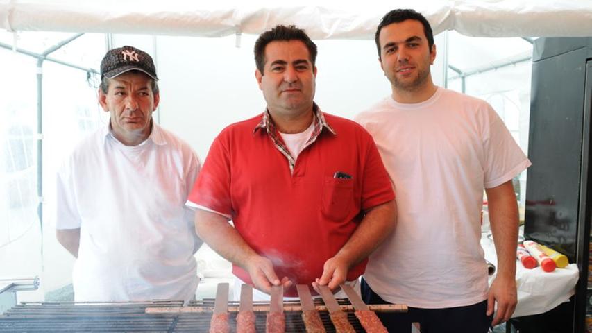 Yücel Mettih (von links), Ömer Öcal und Serdar Özyürek vom Verein Hizmet Vakfi bereiten die vorbereiteten Spieße dann zu. Für den Verein sammeln sie Geld für humanitäre Zwecke, für Bedürftige und vernachlässigte Jugendliche.