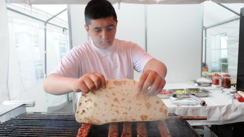 Voller Konzentration bei der Arbeit: Ramazan (15) hilft seinem Vater mit viel Hingabe und Leidenschaft beim Zubereiten von traditionellem Adana Kebab.