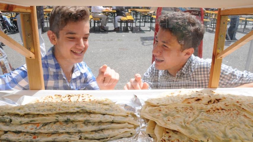 Die beiden Freunde Enes (14, links) und Kadir (15) sind vor allem wegen der Musik auf dem Fest. Doch auch die Käse- und Hackfleisch-Börek haben es ihnen angetan.