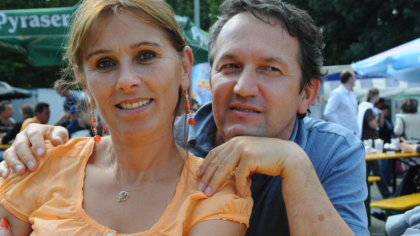 Hürzmüz Öztürk und ihr Ehemann Akgün nutzen das Sommerfest, um gemeinsam einen entspannten Nachmittag zu verbringen.