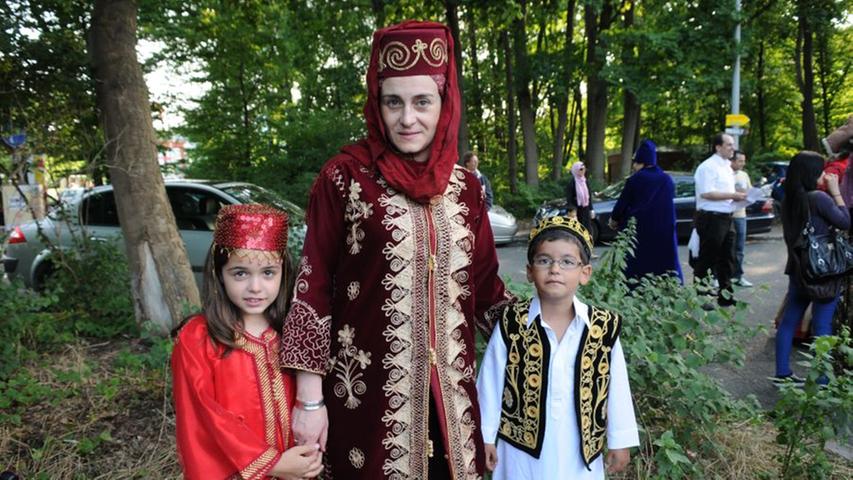 Eine wahre Multikulti-Familie: Die Griechin Rea Dimaki (in der Mitte) spricht fließend türkisch, ihre "Lieblingskultur" ist jedoch die arabische. Und so erscheint sie zusammen mit ihrer Tochter Alexandra (links) und ihrem Sohn Äantas im traditionellen arabischen Gewand.