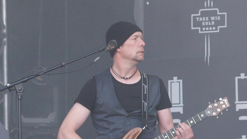 Der Graf steht im Rampenlicht und die Musiker bleiben im Hintergrund - hier Gitarrist Christoph Termühlen.
