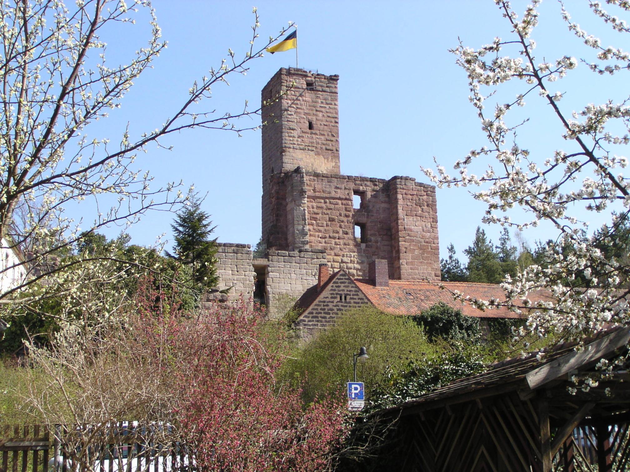 Über 1000 Jahre alt ist ist die Hilpoltsteiner Burg. Bis 1385 war sie Stammsitz der Herren von Stein, danach ein wichtiger Stützpunkt der Herzöge von Bayern. Der 22 Meter hohe Bergfried kann von April bis Oktober jeweils an den Wochenenden bestiegen werden. Von dort hat der Besucher einen herrlichen Blick auf die Sehenswürdigkeiten der Innenstadt. Nähere Informationen zur Burg Hilpoltstein gibt es hier.
