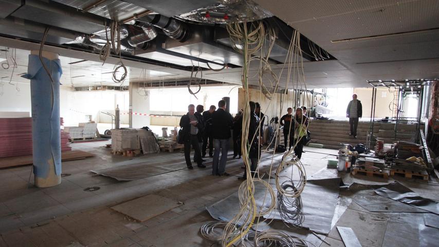 ... Kabel hängen von den Decken, überall liegen noch Materialien für den Umbau herum. 5600 Quadratmeter Nutzfläche stehen zur Verfügung.