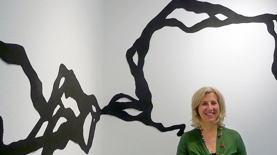 Frau vor Gespinst: Sabine Schellhorn in ihrer Ausstellung. Frau vor Gespinst: Sabine Schellhorn in ihrer Ausstellung.