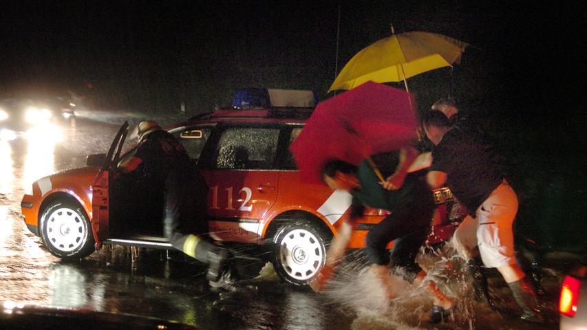 Verkehrte Welt auf der B4: Hier halfen Autofahrer dem abgesoffenen Feuerwehrauto aus dem Wasser.