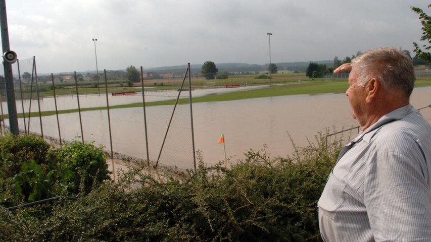 Auch der Außensportplatz des SV Baiersdorf war unter den Fluten verschwunden: Wasser soweit das Auge reicht.