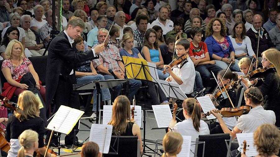 Dirigent Bernd Müller lotste Vor-, Nachwuchs- und Symphonieorchester der Jungen Fürther Streichhölzer in südliche Klangzonen. Dirigent Bernd Müller lotste Vor-, Nachwuchs- und Symphonieorchester der Jungen Fürther Streichhölzer in südliche Klangzonen.
