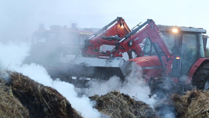 Schwere Gerätschaften kamen zum Einsatz. Hier kämpft ein Traktor gegen die schwelende Glut.