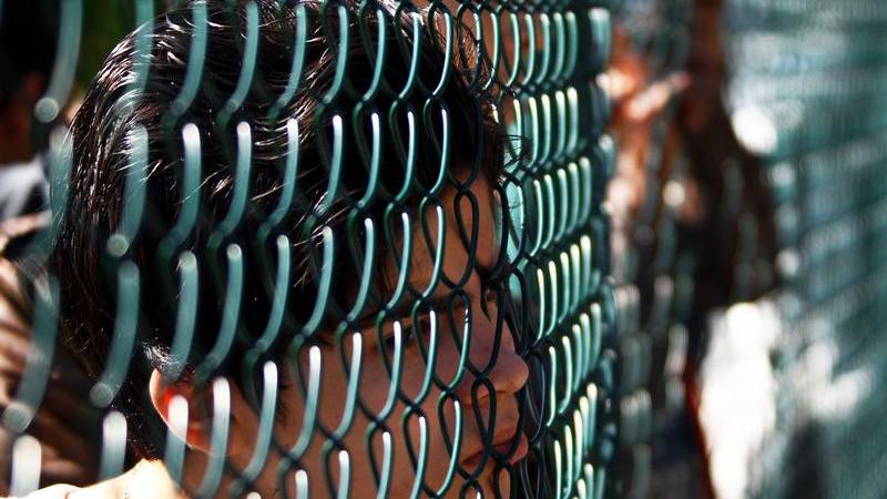 Nicht so einfach: Denn das Bundesverfassungsgericht hat 2012 geurteilt, dass die bis dato gängige Praxis, Leistungssätze für Asylbewerber deutlich unter denen des Hartz-IV-Systems zu halten, nicht mit dem Grundgesetz vereinbar sind: Die Sätze müssten sich am menschenwürdigen Existenzminimum orientieren, hieß es. Ausdrücklich erwähnte das Gericht, dass migrationspolitische Erwägungen bei der Festsetzung der Leistungen keine Rolle spielen dürfen. Auch eine komplette Umstellung auf Sachleistungen ist nicht möglich: Im Asylbewerberleistungsgesetz ist eindeutig geregelt, dass zumindest das Taschengeld — also 143 Euro für einen Alleinstehenden — als Barbetrag ausgezahlt werden muss. Nicht so einfach: Denn das Bundesverfassungsgericht hat 2012 geurteilt, dass die bis dato gängige Praxis, Leistungssätze für Asylbewerber deutlich unter denen des Hartz-IV-Systems zu halten, nicht mit dem Grundgesetz vereinbar sind: Die Sätze müssten sich am menschenwürdigen Existenzminimum orientieren, hieß es. Ausdrücklich erwähnte das Gericht, dass migrationspolitische Erwägungen bei der Festsetzung der Leistungen keine Rolle spielen dürfen. Auch eine komplette Umstellung auf Sachleistungen ist nicht möglich: Im Asylbewerberleistungsgesetz ist eindeutig geregelt, dass zumindest das Taschengeld — also 143 Euro für einen Alleinstehenden — als Barbetrag ausgezahlt werden muss.
