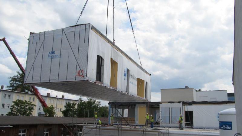 Schwere Container für die Forschung: Neue Stammzellenbank in Erlangen