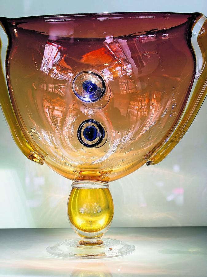 Wenn die Hinzes mundgeblasene Gläser aussuchen, Schalen, Vasen, Objekte von kleinen Glashütten und Manufakturen in Familienhand, dann ist das immer auch der Versuch, Tradition, Kultur und Fertigkeiten zu erhalten.