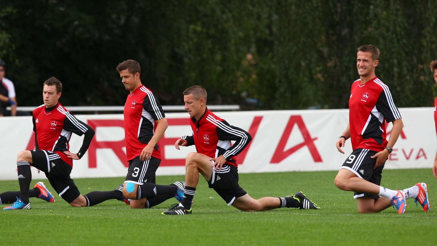 Marek Mintal (zweiter von rechts) trainierte am Donnerstag ein letztes Mal im Kreise seiner alten Profi-Kameraden vom 1. FC Nürnberg.