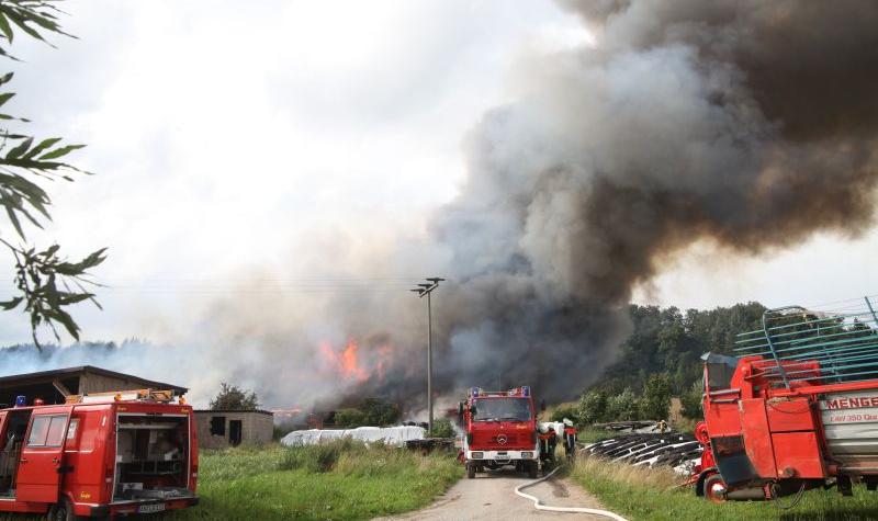 Am Donnerstag Abend geriet in Berndorf bei Ansbach aus bisher ungeklärter Ursache eine Futterhalle in Brand.