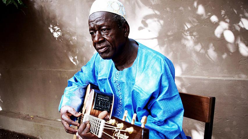 Heute, im Alter von 70 Jahren, zählt Boubacar Traoré zu den weltweit bekanntesten Musikern Afrikas. Er gilt als großer Vertreter des modernen Mali-Blues, eines Stils, den er mitbegründet und -geprägt hat. Sein jüngstes Werk ist im vergangenen Jahr unter dem Namen "Mali Denhou" erschienen. Wer Blues mag, wird die afrikanische Deutung des Blues-Opas lieben. Weitere Infos zu Boubacar Traoré  finden Sie auf  bardentreffen.de.
